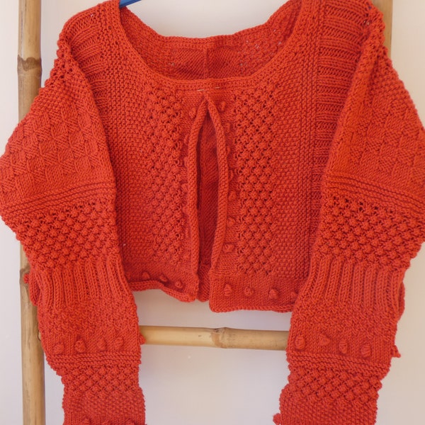 Cardigan au mix de points traditionnels.