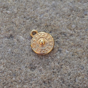 Pampille, pendentif ethnique minimaliste / cercle soleil inca / 9 mm / plaqué or 22K / BOHO mode image 1