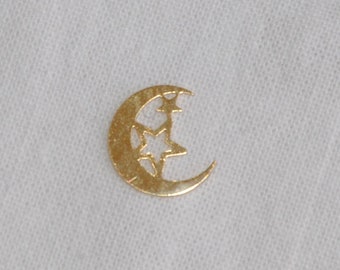 Pendentif Lune avec étoiles plaqué or 18K 3 x 9 mm