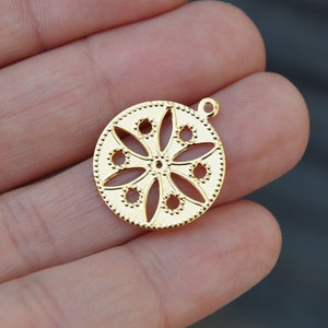 Pendant Medal rosette, circle, disc, pastille 20 mm 18k Gold Plated lace