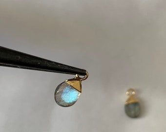 Ciondolo in labradorite di forma ovale bombata PM e placcato in oro vero