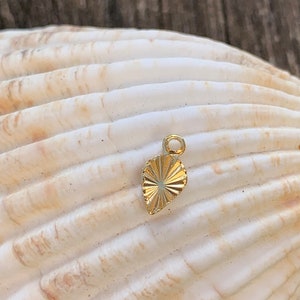 Breloque goutte inversée ciselée soleil en plaqué or 9 x 5mm, 1 pendentif dorée soleil