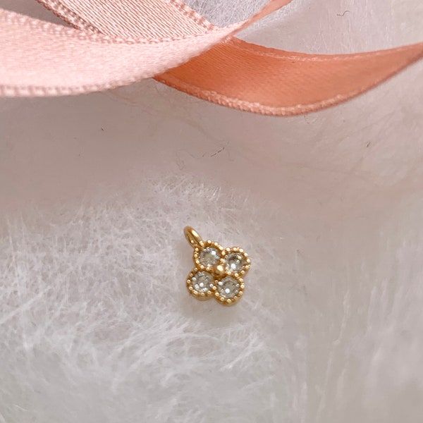 Small clover pendant 7.5 mm, gold plated zirconium, micro gold pendant