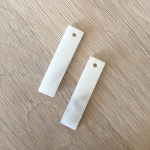 Set of 2 long rectangles in natural white mother-of-pearl 7 x 26 mm