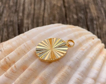 Médaille ovale ciselée soleil en plaqué or 13 x 8mm plaqué or 24 carats, pendentif doré soleil