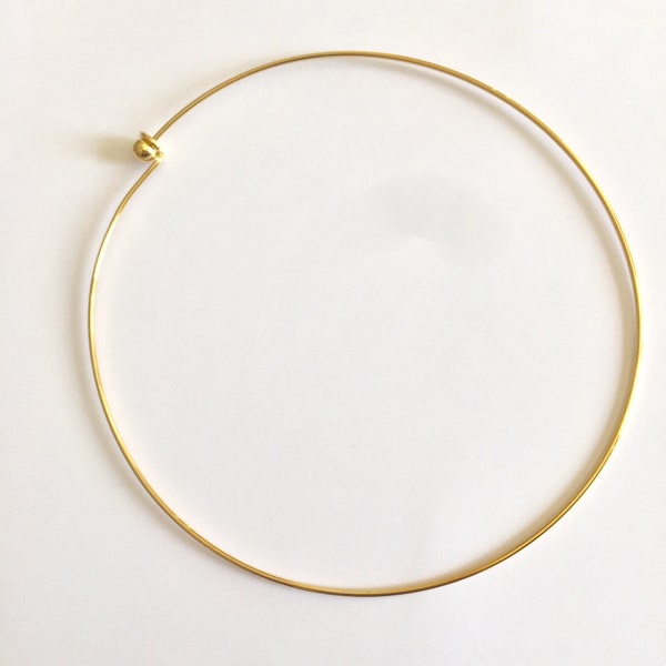 Rigid torque wire necklace in gold plated diameter 120/140 mm