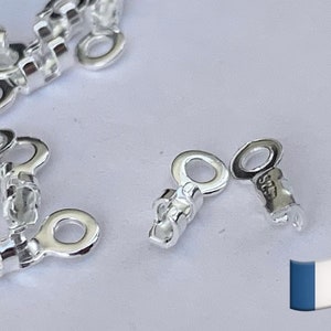Può includere: Chiusure in metallo argentato per la creazione di gioielli. Le chiusure hanno un piccolo anello a un'estremità e un anello più grande all'altra estremità. Le chiusure sono progettate per essere utilizzate con catene o cordini.