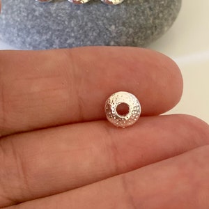 1 x 7 mm försilvrad distanspärla, ädelstenspärlor, läderarmband, vaxade trådar bild 5