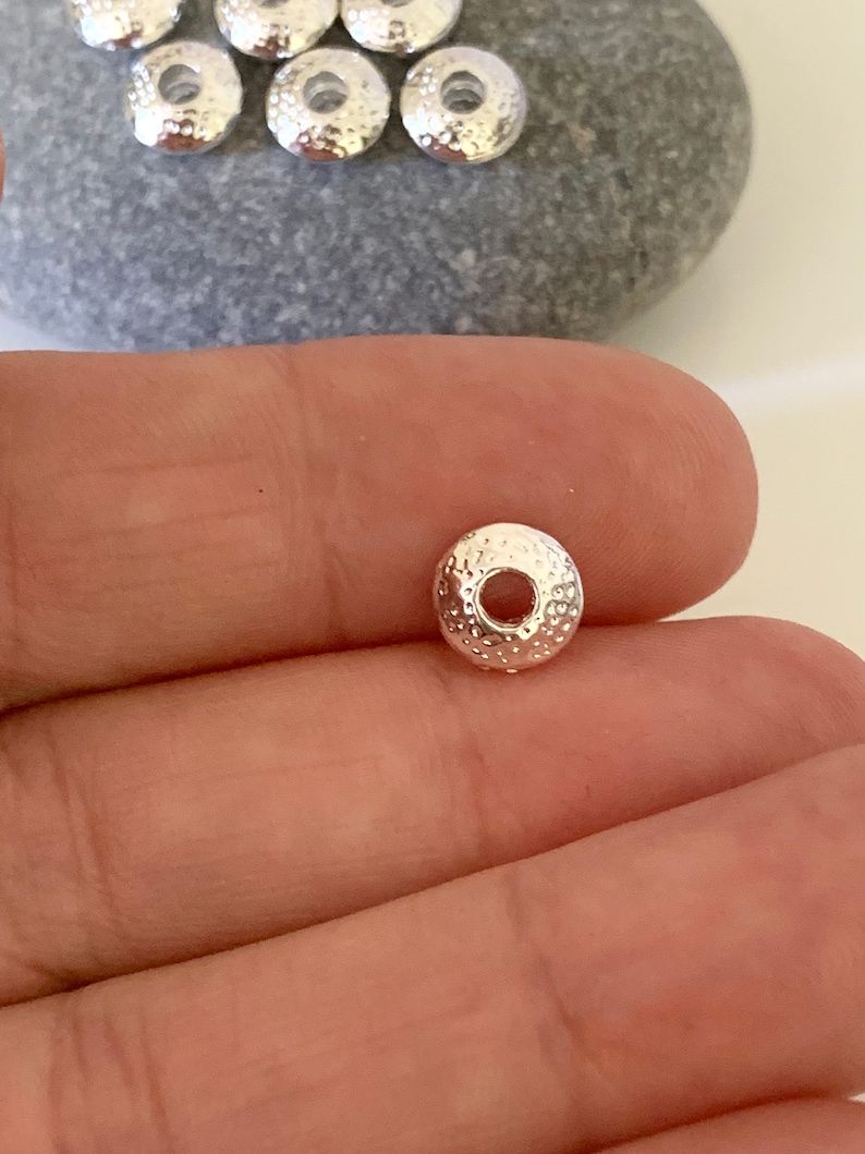 1 x 7 mm försilvrad distanspärla, ädelstenspärlor, läderarmband, vaxade trådar bild 5