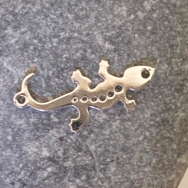 Salamandre, lézard plaqué argent 20 x 9mm, connecteur argenté lézard