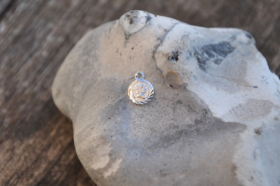 QUEEN」の刻印入りアンティークシルバーメッキメダル、8 mm、ミニマ