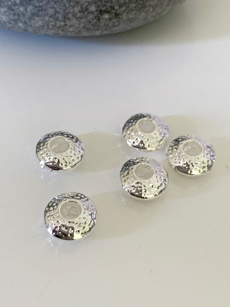 1 x 7 mm försilvrad distanspärla, ädelstenspärlor, läderarmband, vaxade trådar bild 3