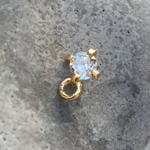 Diamond set on rhinestone claws 4 mm gold plated zirconium