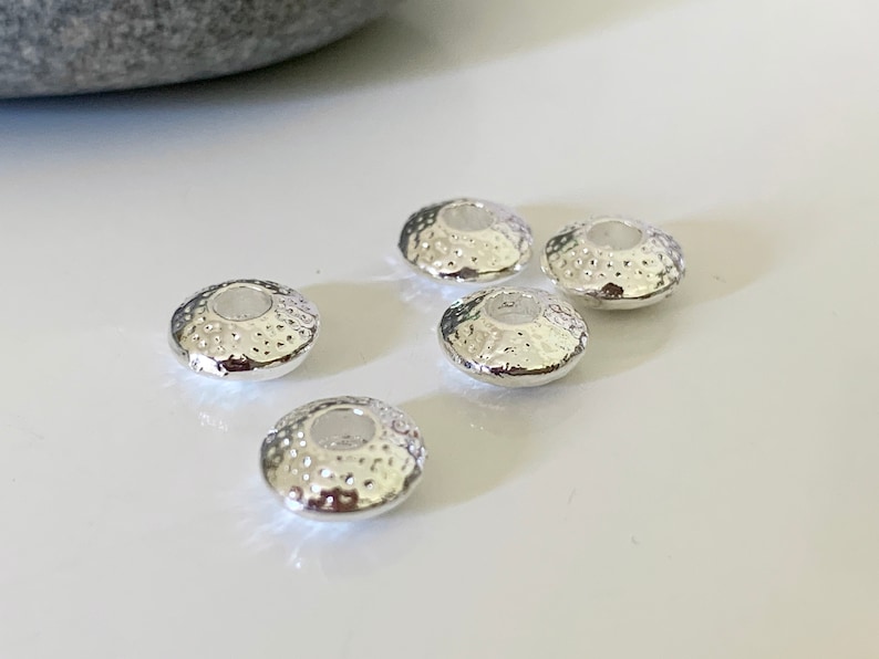 1 x 7 mm försilvrad distanspärla, ädelstenspärlor, läderarmband, vaxade trådar bild 1