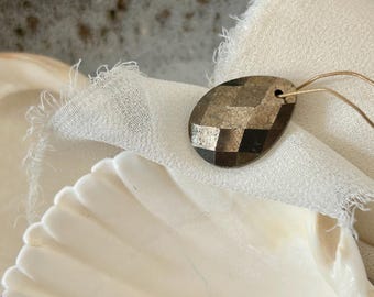 Wisiorek z indyjskiego pirytu, 13x18 mm, fasetowany, w kształcie kropli, prawdziwy szlif i fasetowany kamień szlachetny, styl boho, letni, naszyjnik plażowy