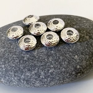 1 x 7 mm försilvrad distanspärla, ädelstenspärlor, läderarmband, vaxade trådar bild 2