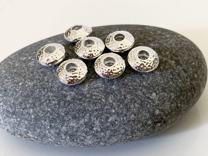 1 x 7 mm försilvrad distanspärla, ädelstenspärlor, läderarmband, vaxade trådar bild 2