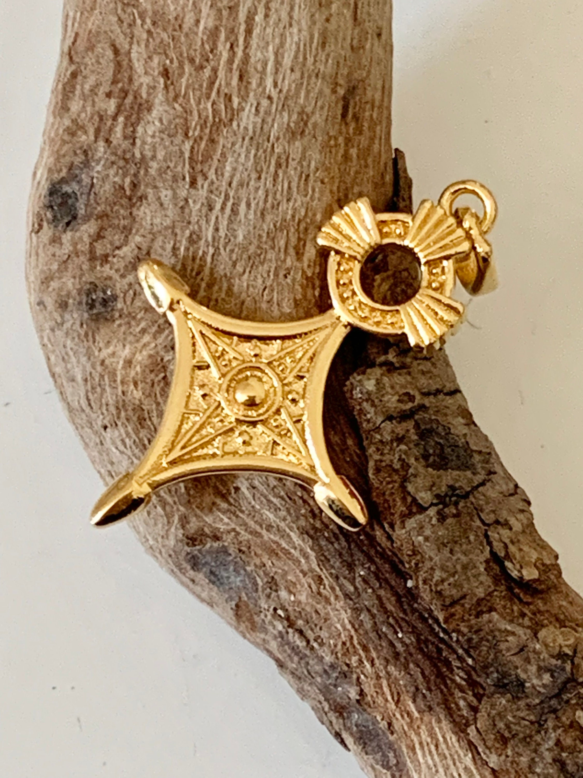 Magnifique ancienne broche argentée Egypte Cyclope Paris rare bijou Magnifique ancienne broche argentée Egypte Cyclope Paris rare bijou