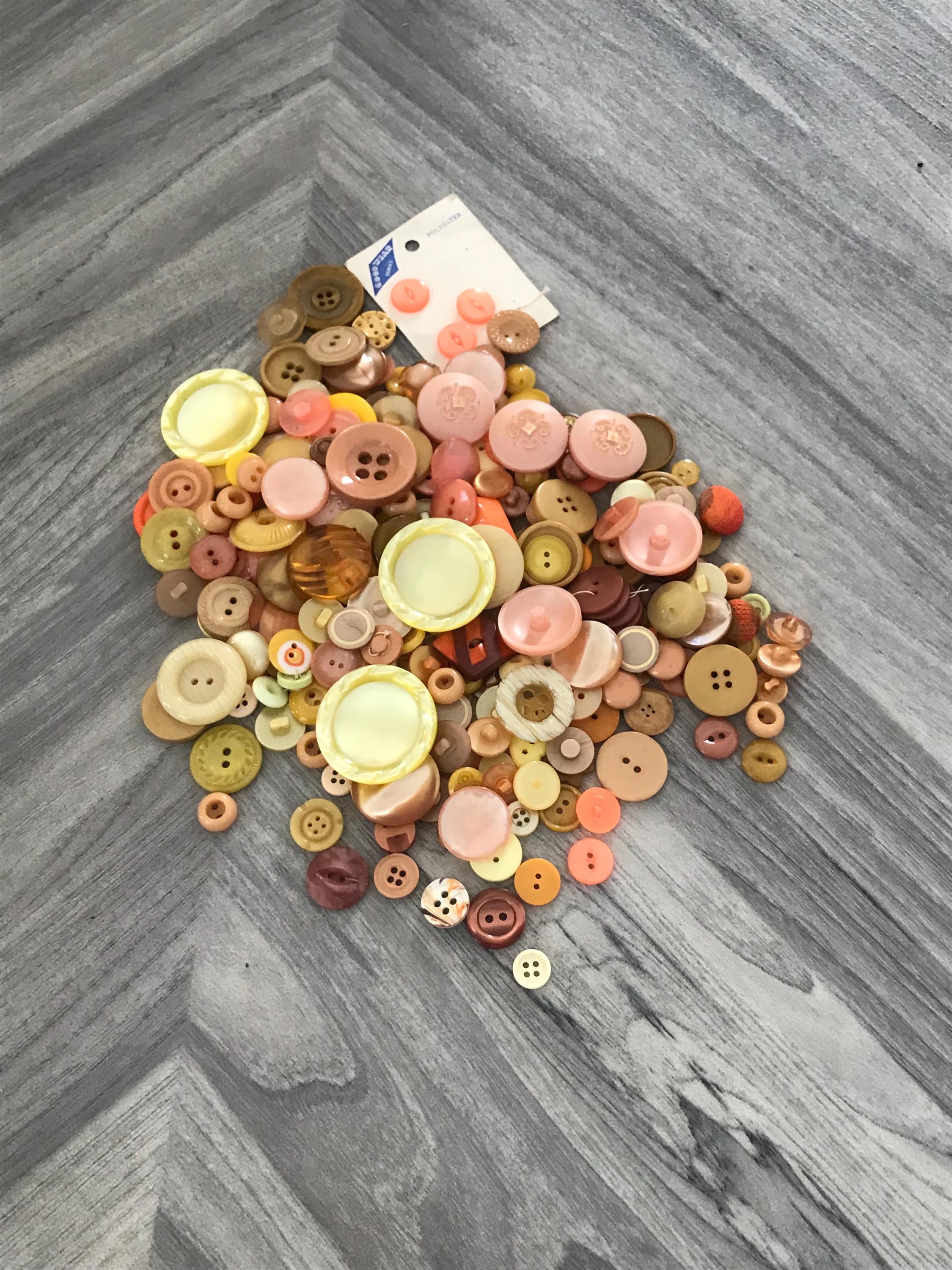 Vintage Miscellaneous Orange and Yellow Bakelite and Plastic Buttons ...