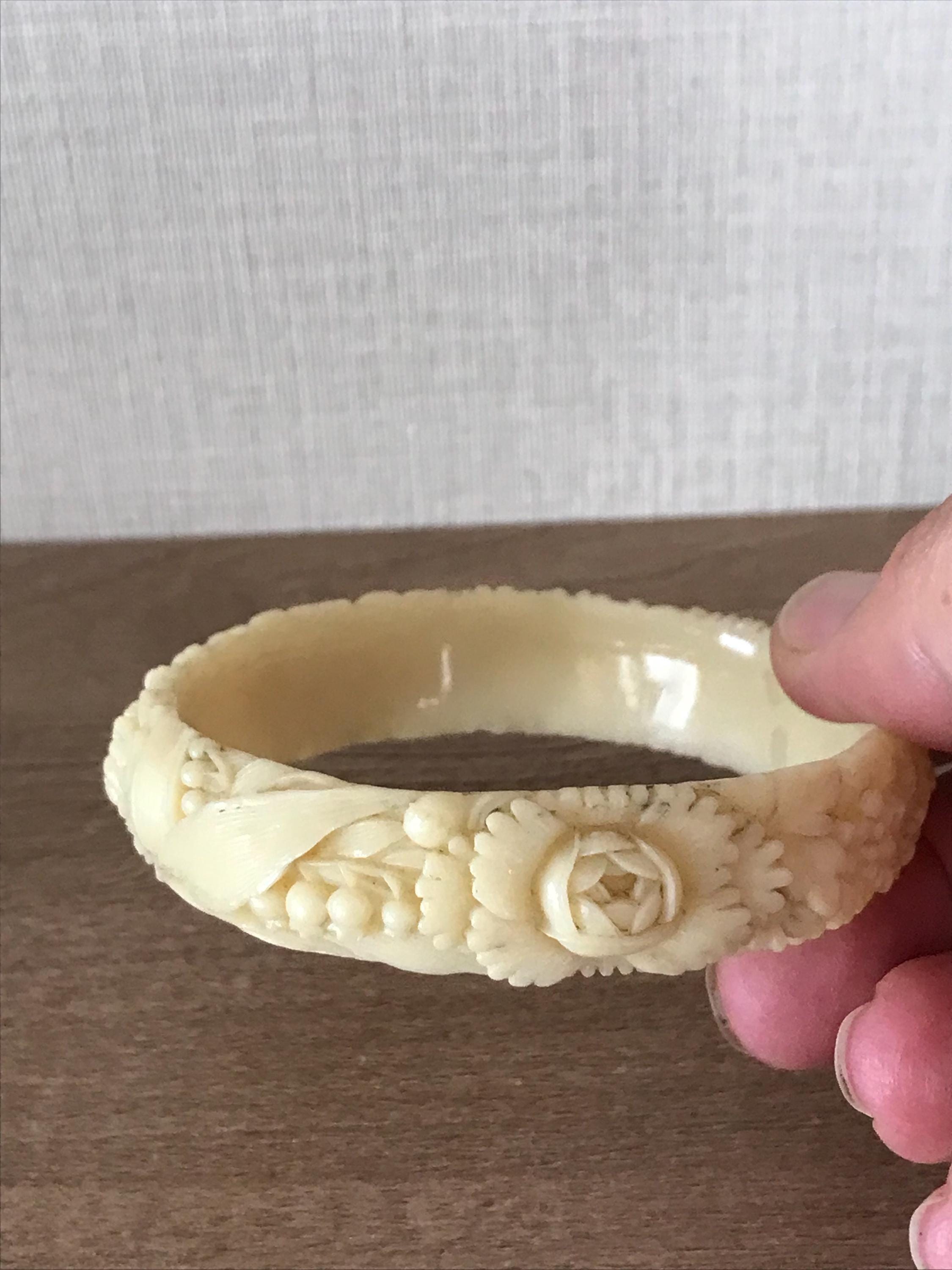 セルロイド製 ヴィンテージ バングル ホワイト 美しい花のディテールが施されたヴィンテージクリーム色のセルロイド製