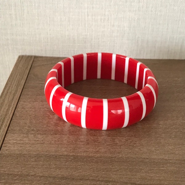 Vintage 1980s Circular Red and White Striped Plastic Bangle