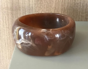 Vintage Kunststoff Armreif, braun mit weißen Wirbeln - 1980s