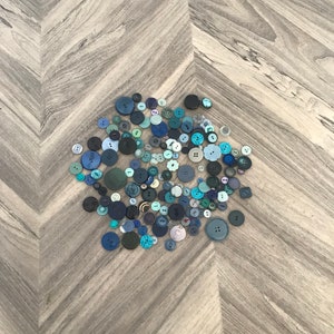 130 gr Vintage Miscellaneous Blue Bakelite and Plastic Buttons - 1930 - 1980s