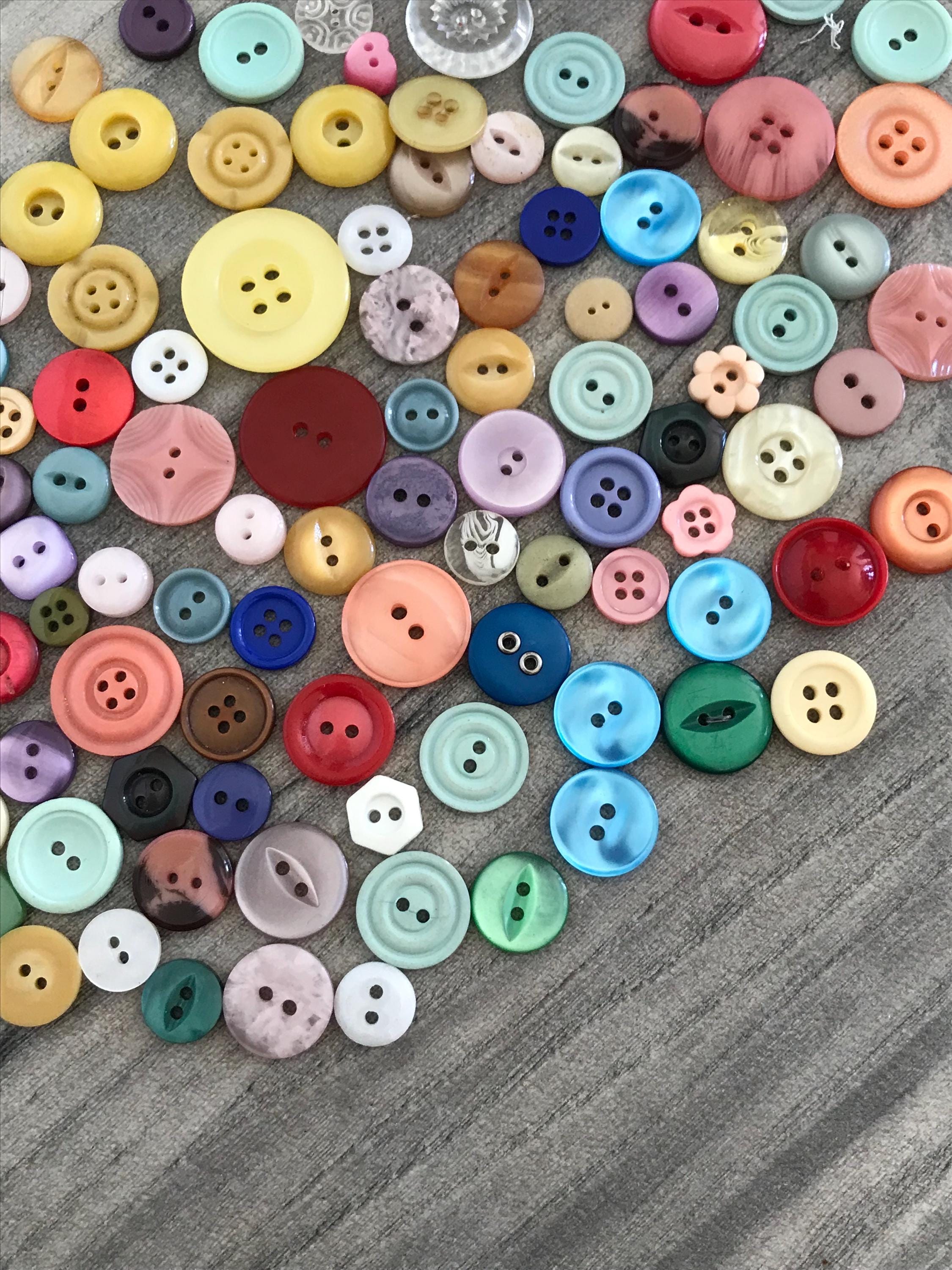 A Vintage Miscellaneous Bakelite and Plastic 2 and 4 Hole Sew Through ...