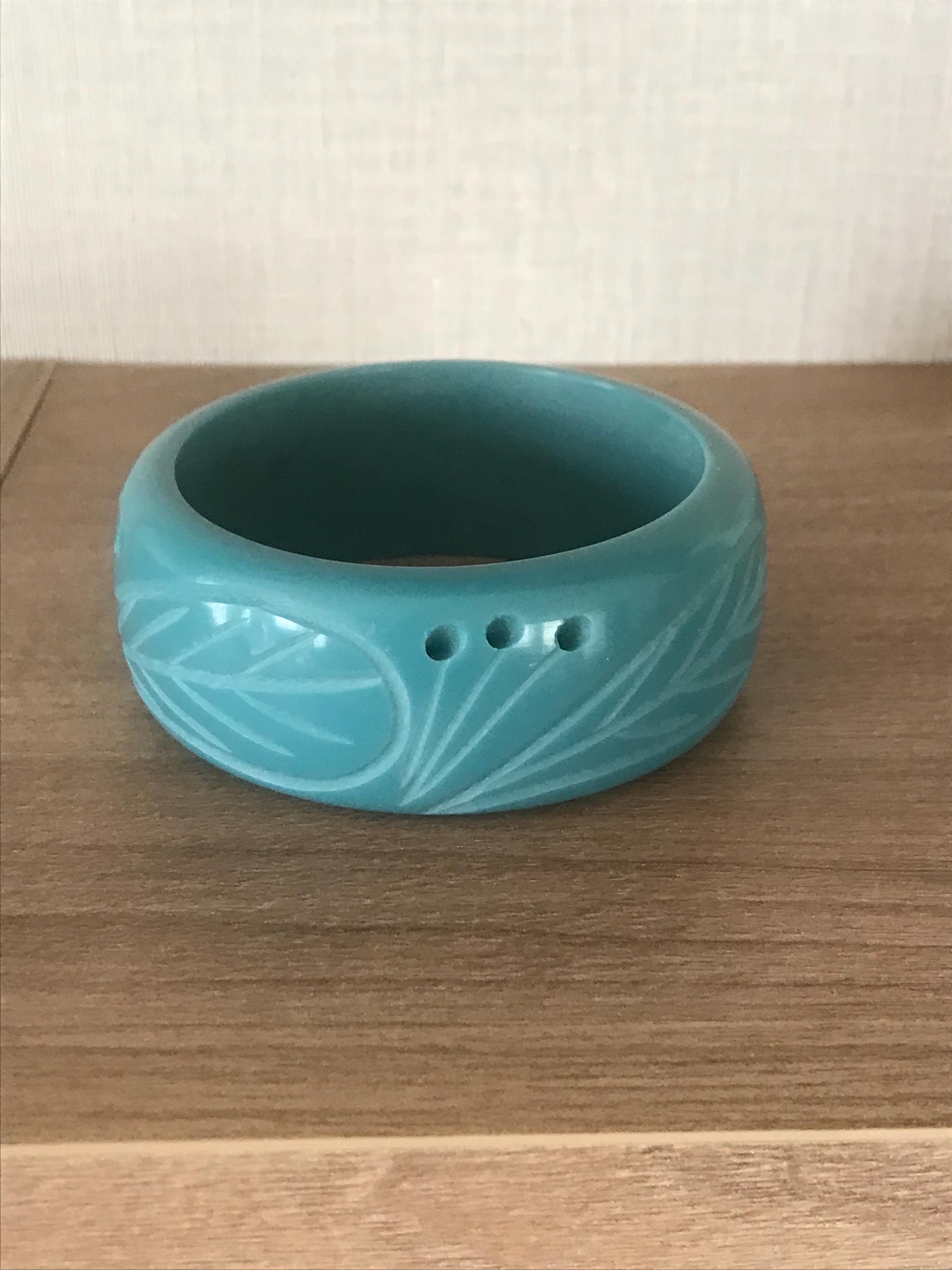 ヴィンテージ ターコイズ 円形彫刻プラスチック バングル - 1980 年代