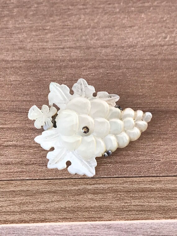 Beautiful Vintage Carved Mother of Pearl Brooch - image 6