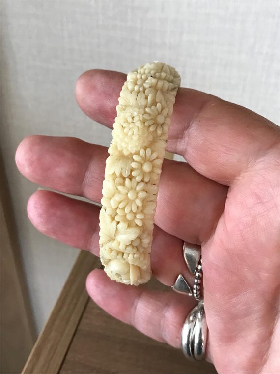 美しい花のディテールが施されたヴィンテージクリーム色のセルロイド製