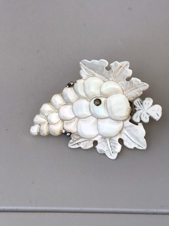 Beautiful Vintage Carved Mother of Pearl Brooch - image 9