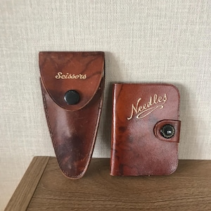 Vintage Braune Leder Nadeldose mit Nadeln und eine Braune Schere Lederetui mit Schere