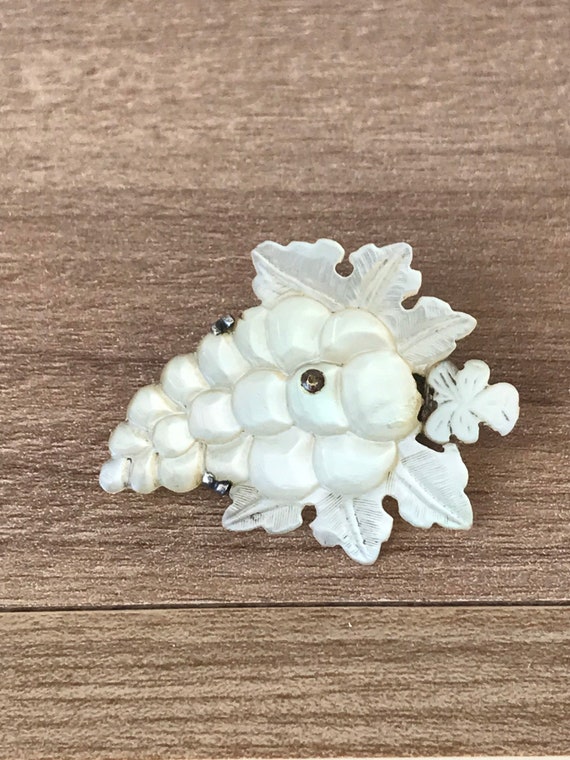 Beautiful Vintage Carved Mother of Pearl Brooch - image 4