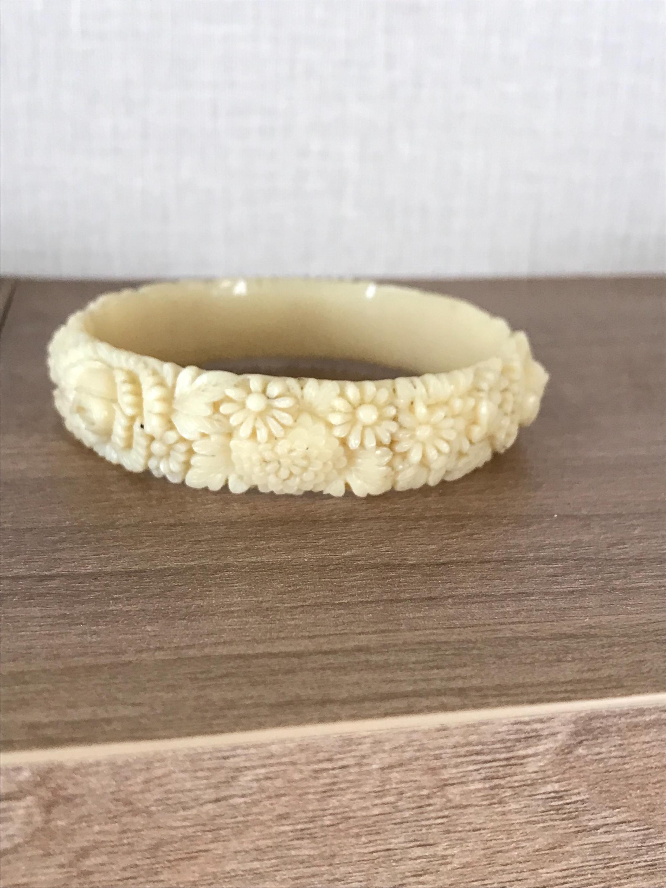 美しい花のディテールが施されたヴィンテージクリーム色の