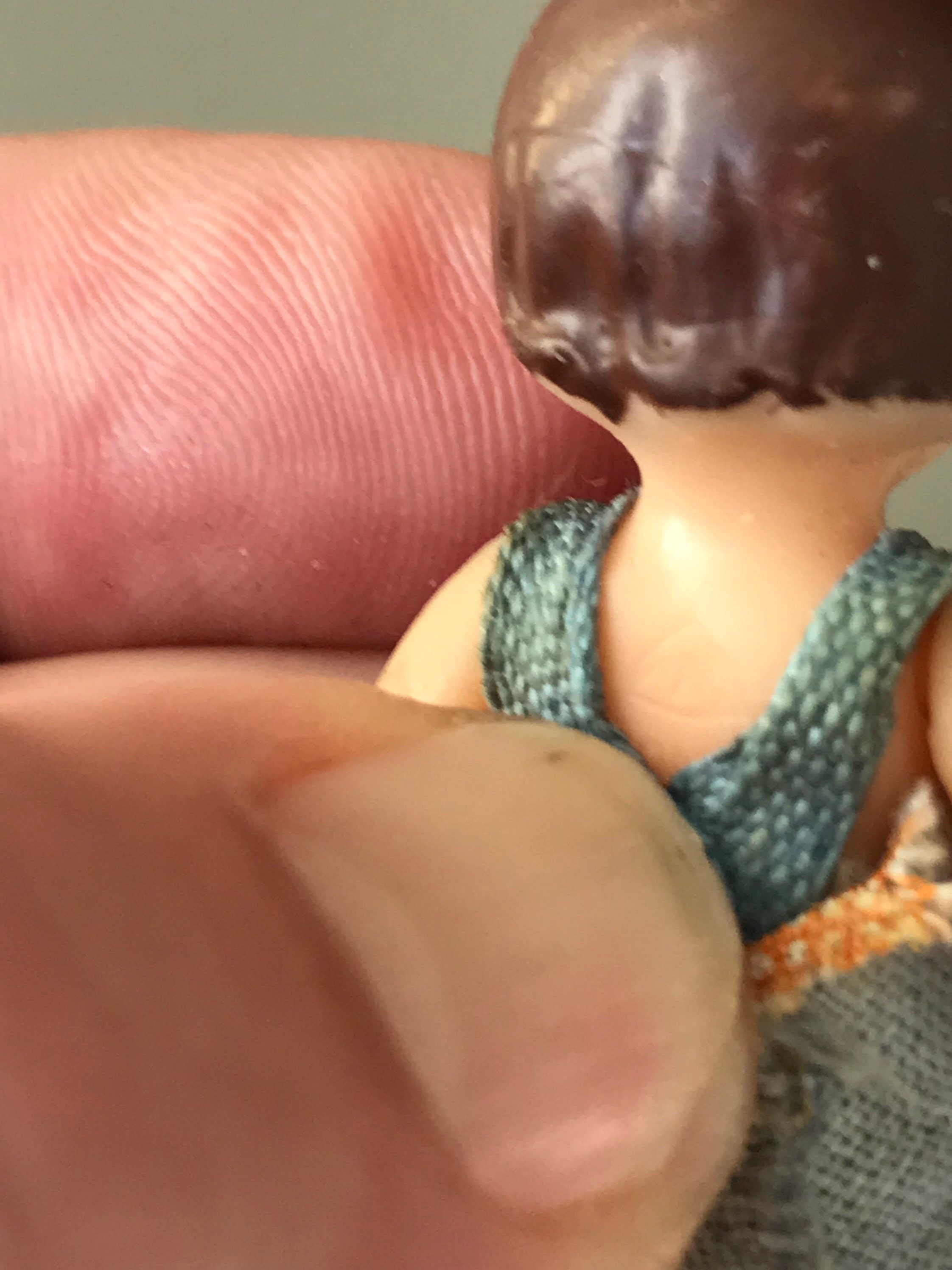 Petite fille est-allemande miniature en caoutchouc ARI