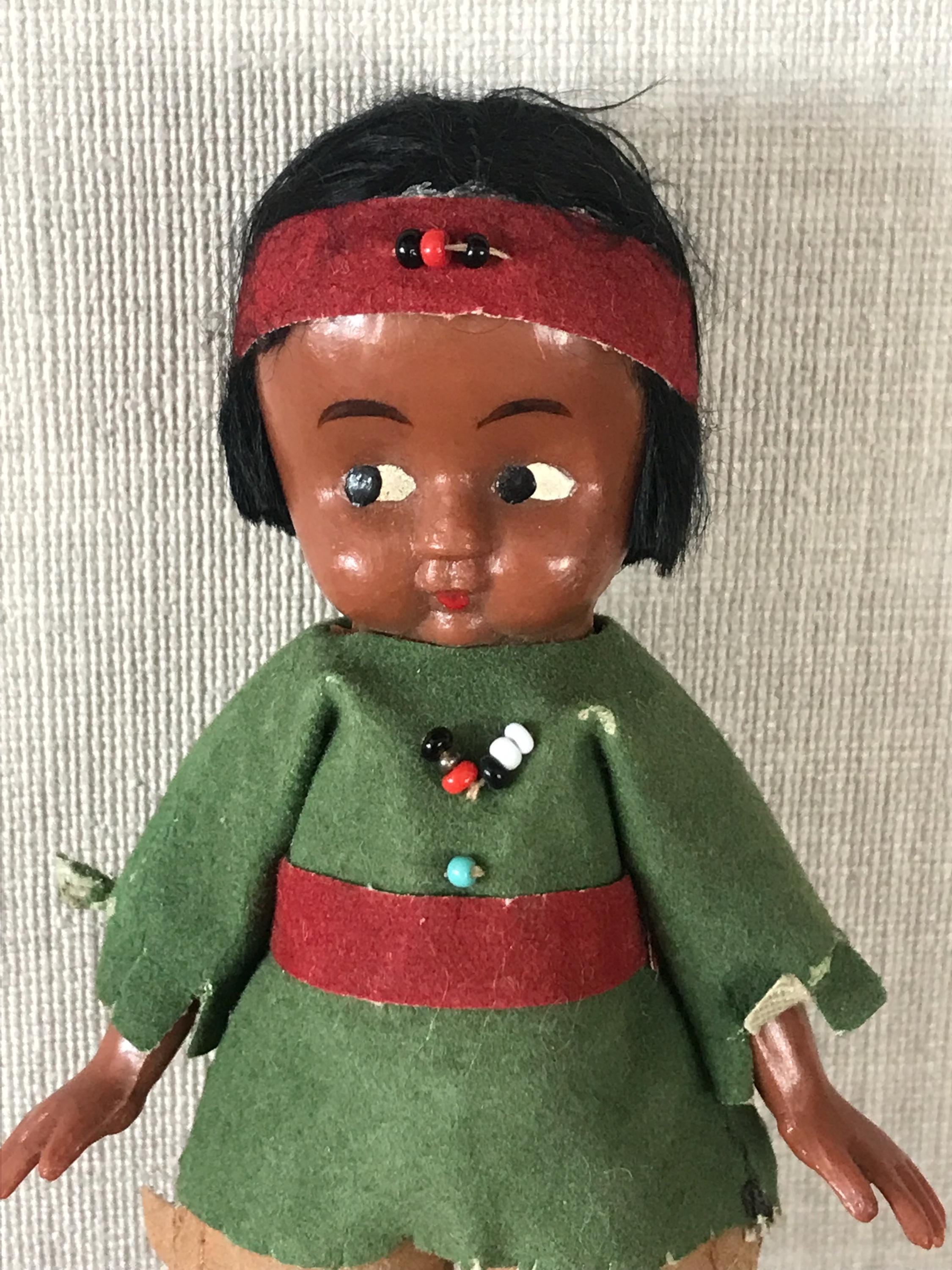 小型ヴィンテージセルロイド製 11 cm ネイティブアメリカン人形 - 1950