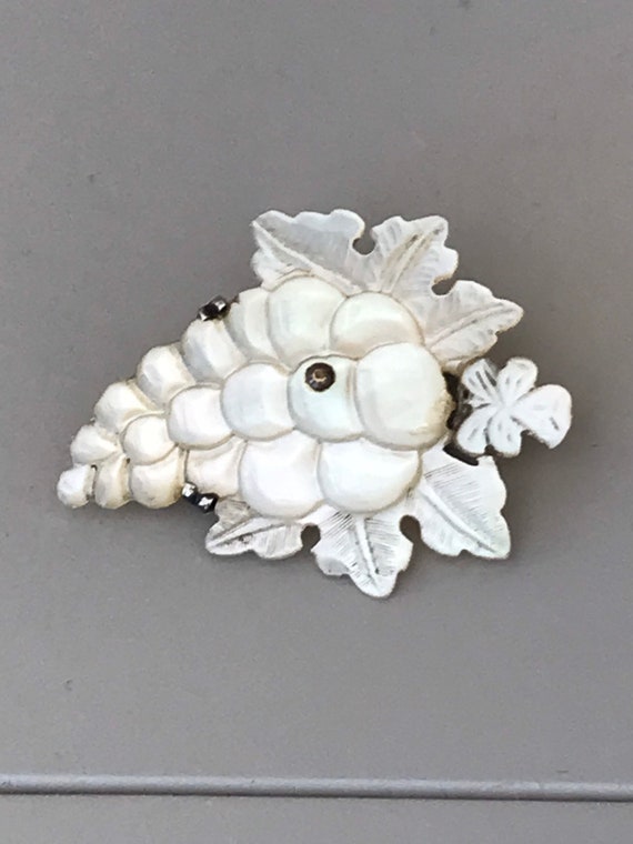 Beautiful Vintage Carved Mother of Pearl Brooch - image 7