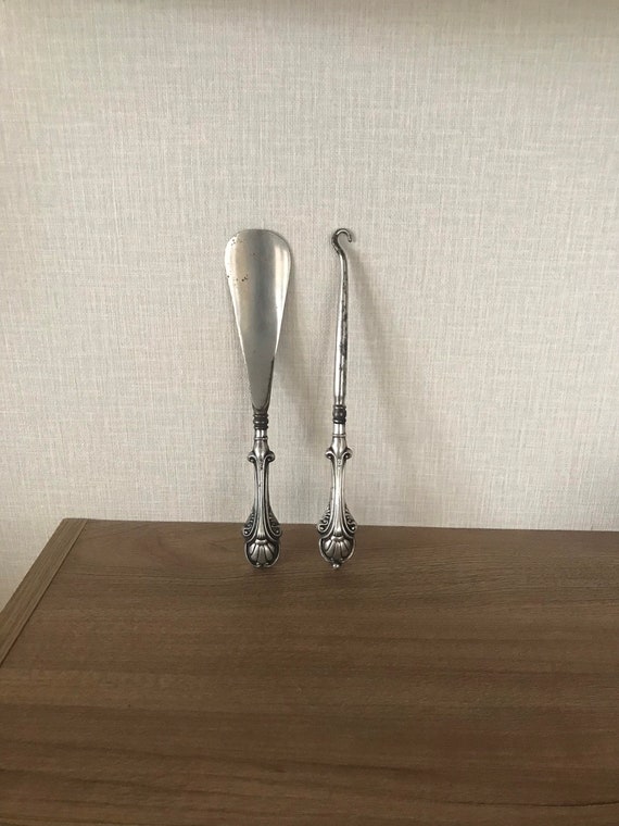 アンティークシルバーハンドル付きスチール製シューホーン＆ボタン