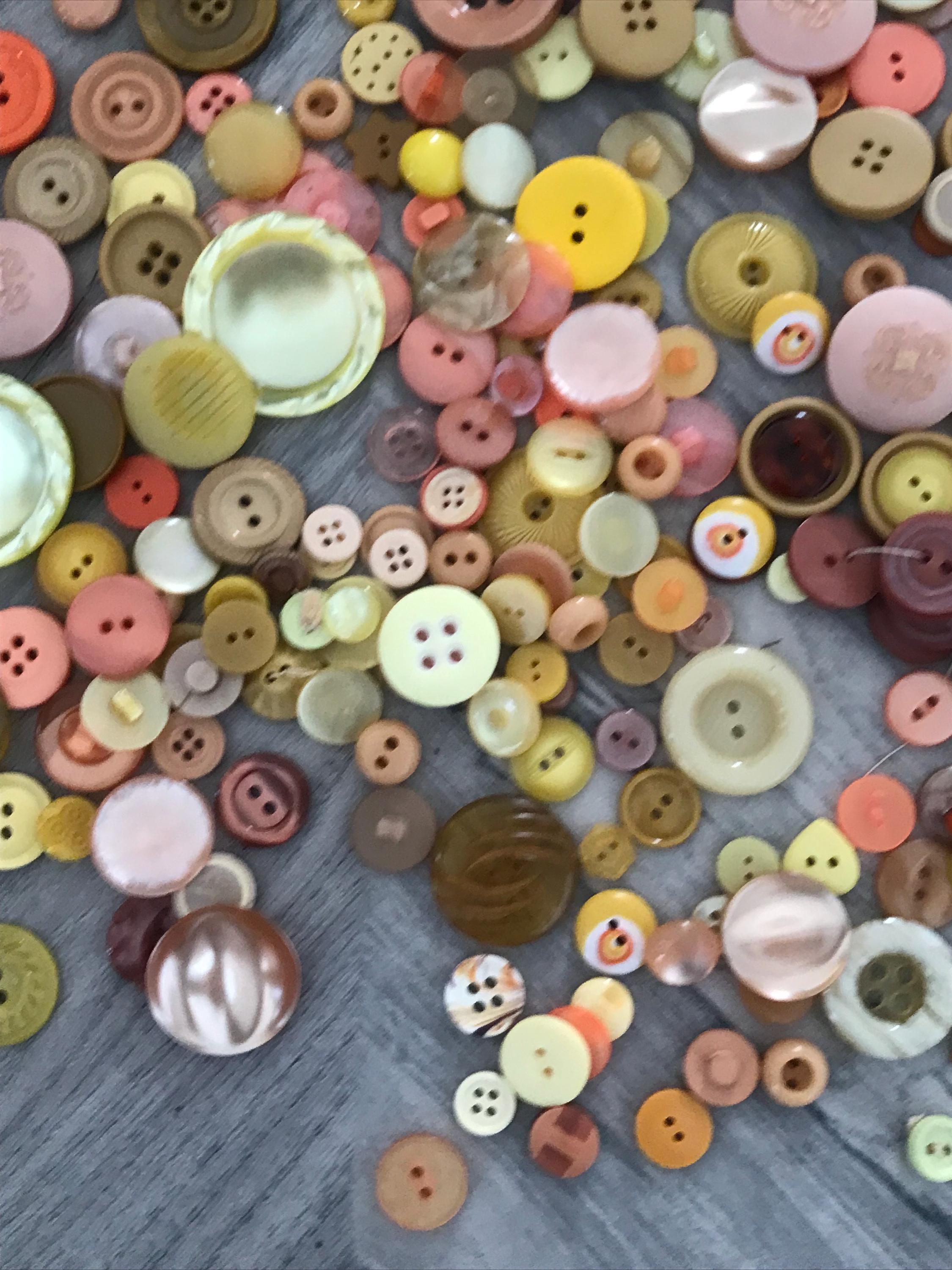 Vintage Miscellaneous Orange and Yellow Bakelite and Plastic Buttons ...