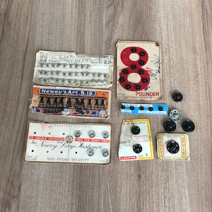 Vintage Druckknöpfe und Haken und Ösen auf Original Karten
