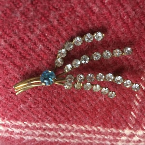 Vintage gold tone metal and diamante/paste spray brooch - 1940/50s