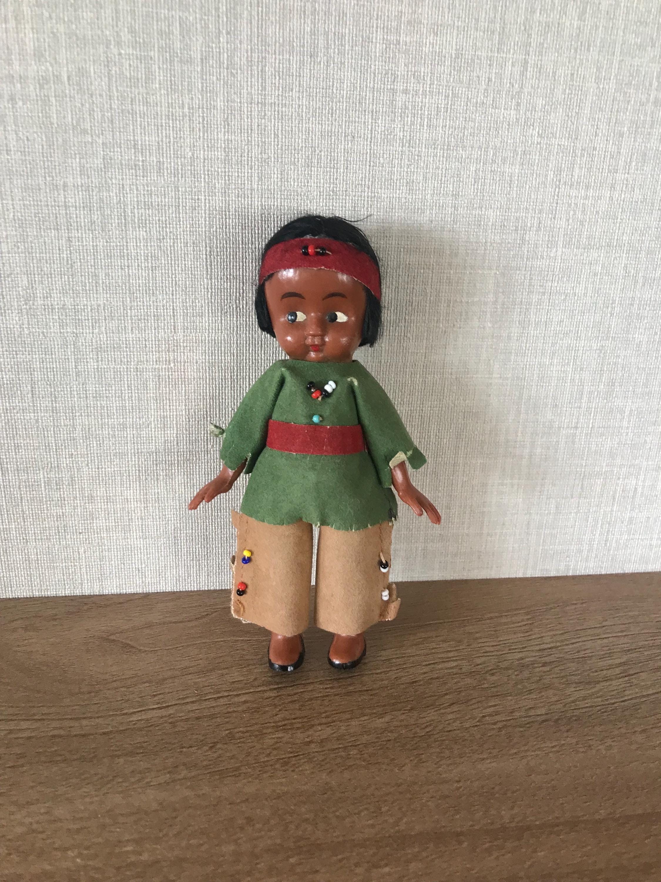 小型ヴィンテージセルロイド製 11 cm ネイティブアメリカン人形 - 1950