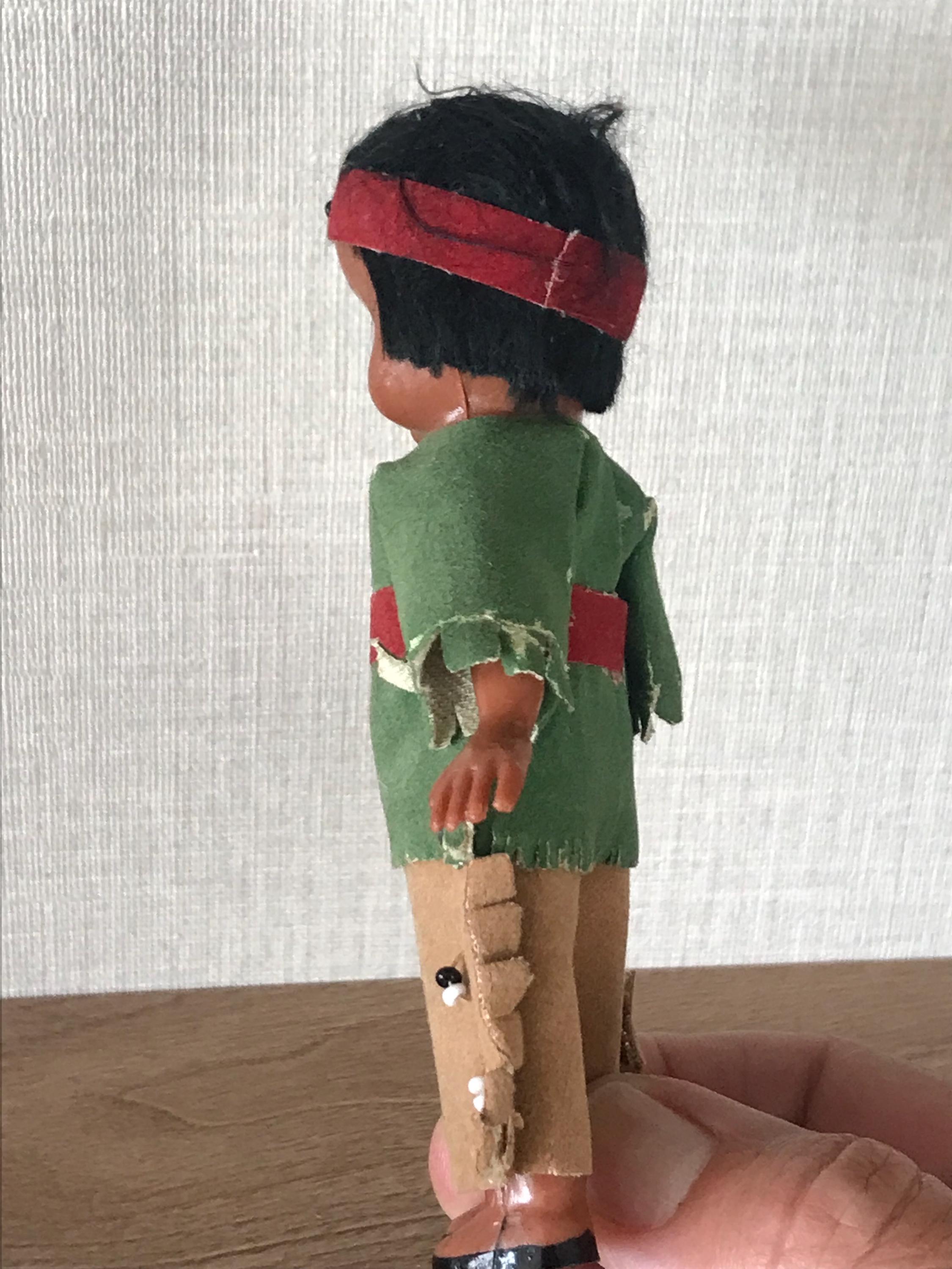 小型ヴィンテージセルロイド製 11 cm ネイティブアメリカン人形 - 1950
