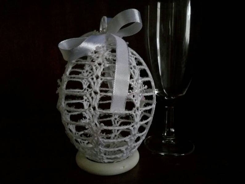 Boule De Noël Blanche Réalisée Au Crochet Ornée De Cristaux De Neige Irisés