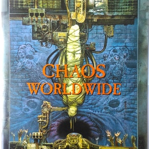 Op de afbeelding: Een vintage concertposter voor de band Sepultura. De poster heeft een donkerblauw en oranje kleurenschema met een afbeelding van een figuur die door een machine wordt vastgehouden. De tekst "Chaos Worldwide 1993/1994 A.D." is in oranje op de poster gedrukt.