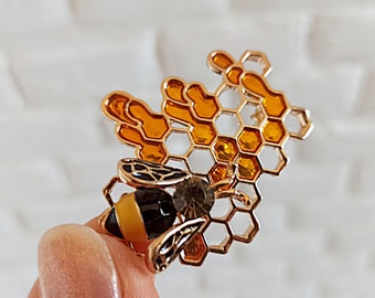 Bee and Honeycomb Magnetic Needleminder: Handmade Sewing Accessory