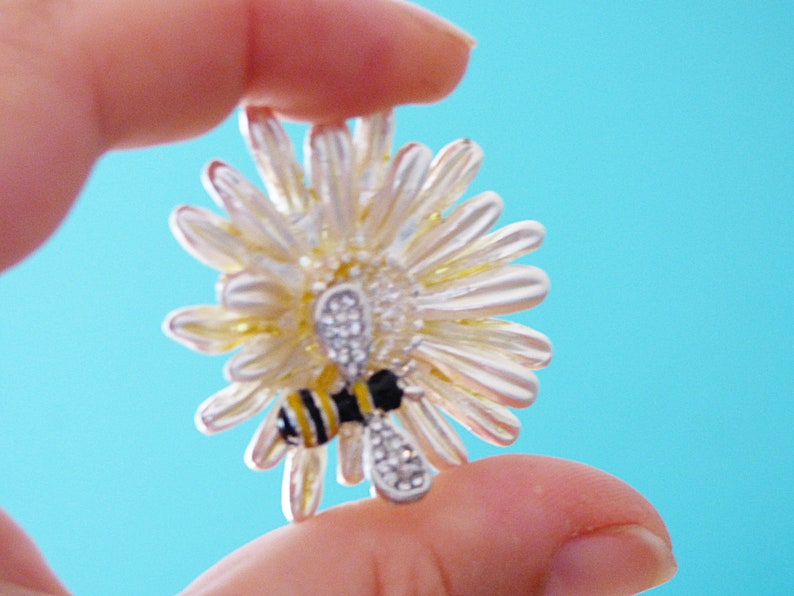Bee on \u0421amomile Flower Magnetic Needle Minder Magnetic Sewing Minder Sewing Accessory Quilting Needlepoint Cross Stitch Minder