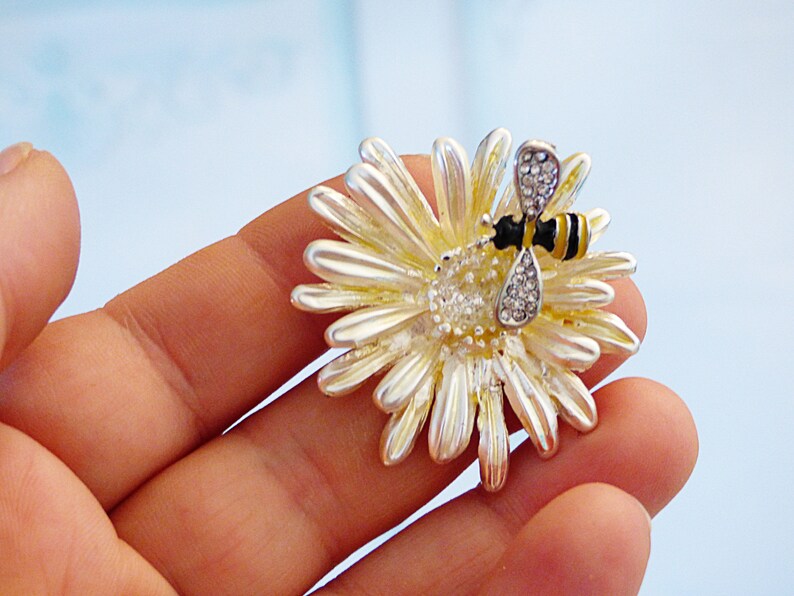 Bee on \u0421amomile Flower Magnetic Needle Minder Magnetic Sewing Minder Sewing Accessory Quilting Needlepoint Cross Stitch Minder
