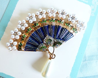 Enamel Fan Magnetic Needle Minder: Handmade Sewing Accessory